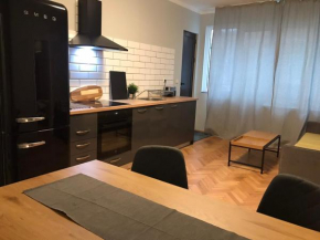 EU metro station, City Center, lovely 3-bedroom apartment, free parking